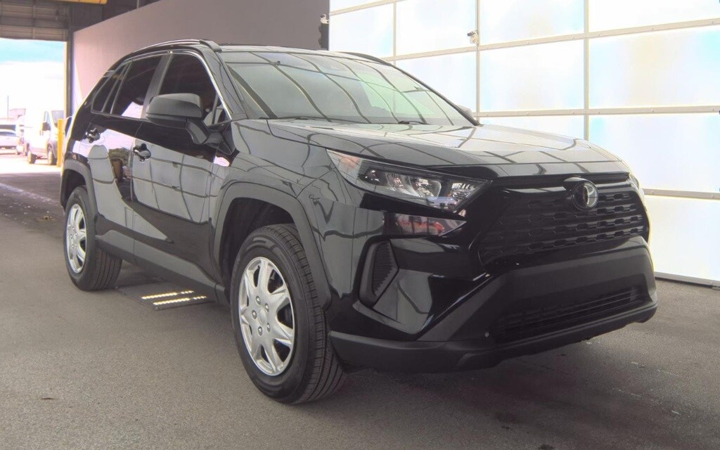 2020 Toyota RAV4 LE photo 2