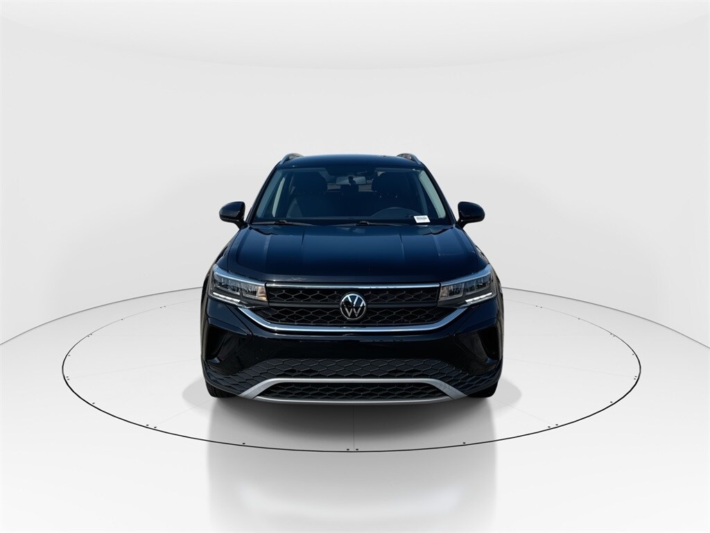 2022 Volkswagen Taos SE photo 2