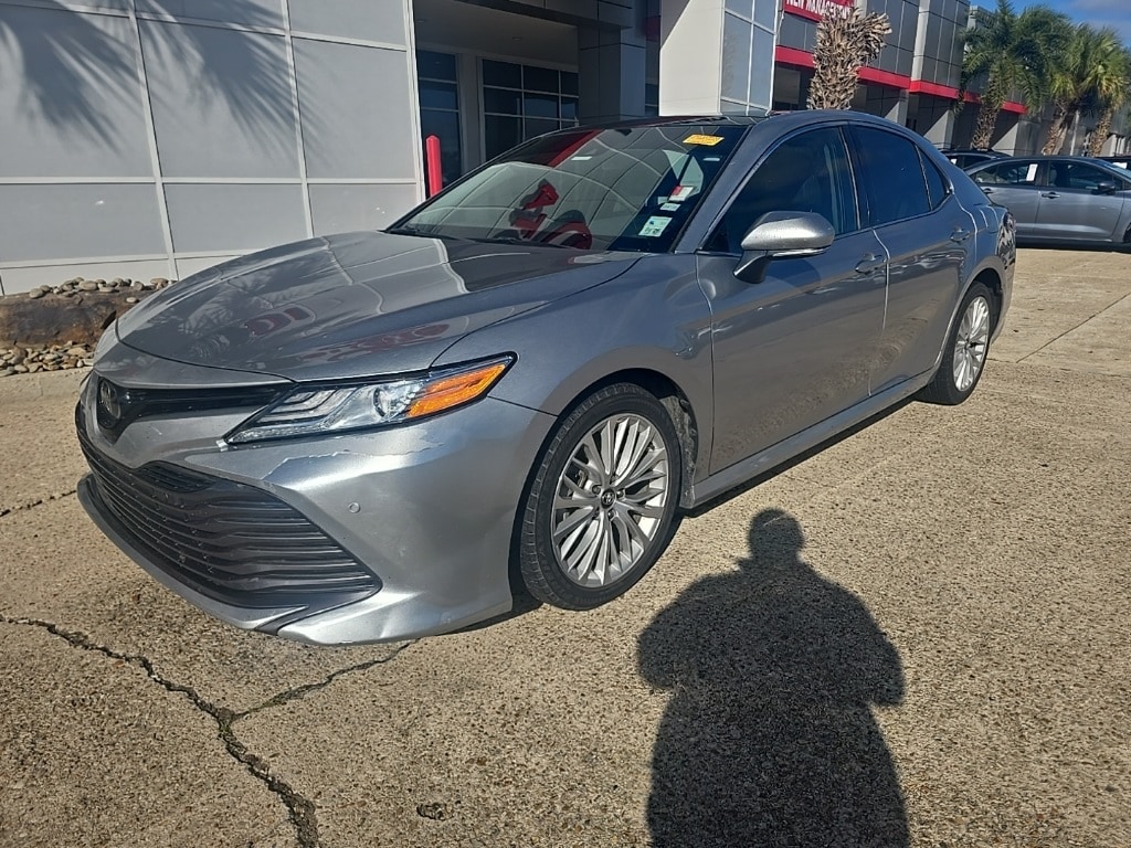 2018 Toyota Camry SE XLE photo 2