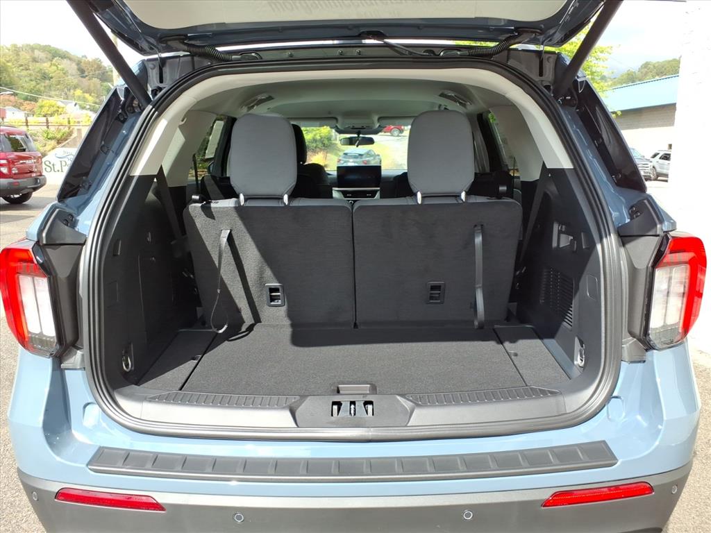 2025 Ford Explorer photo 2