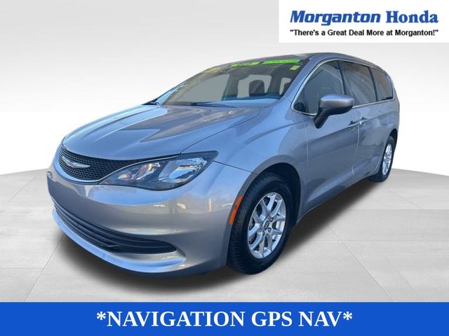 2017 Chrysler Pacifica Touring photo 3