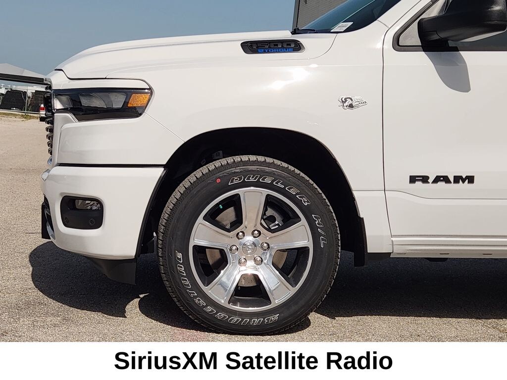 New 2026 Ram 1500 EXPRESS CREW CAB 4X2 5'7 BOX Pickup