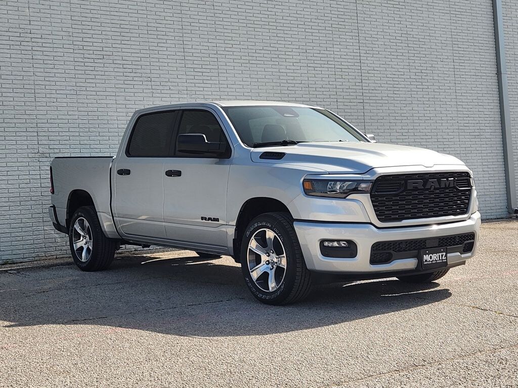 New 2026 Ram 1500 EXPRESS CREW CAB 4X2 5'7 BOX Pickup
