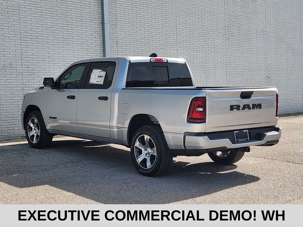 New 2026 Ram 1500 EXPRESS CREW CAB 4X2 5'7 BOX Pickup