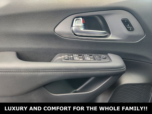 2025 Chrysler Pacifica Select - Photo 16
