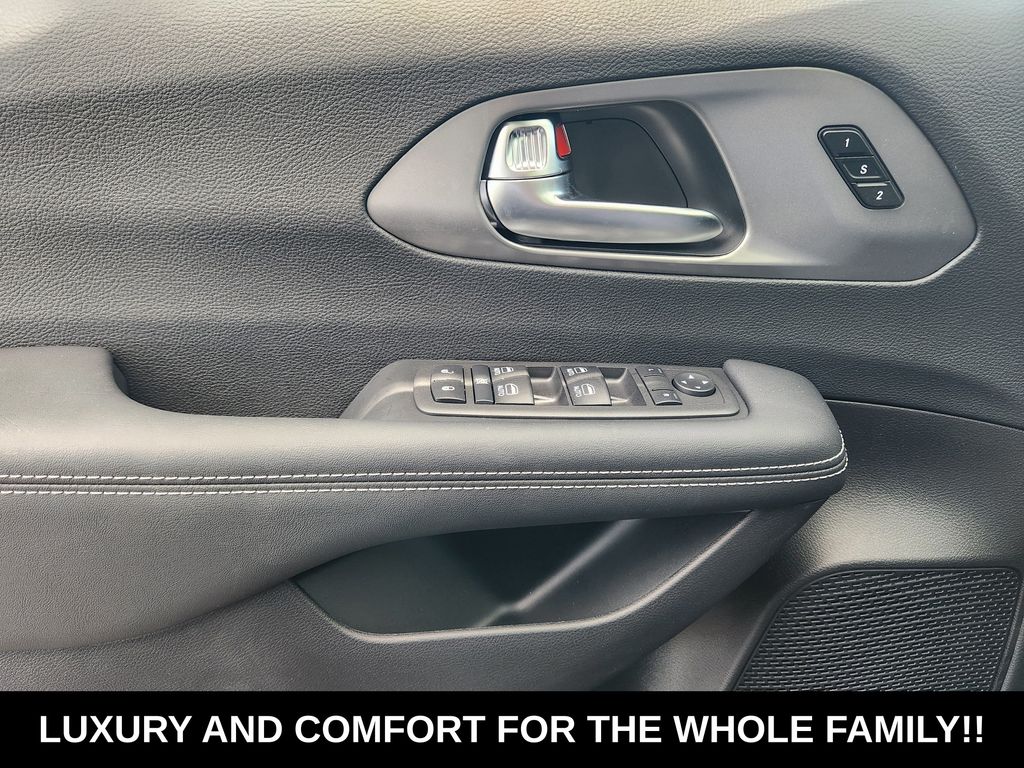 2025 Chrysler Pacifica Select - Photo 16