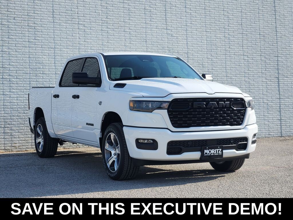 New 2026 Ram 1500 EXPRESS CREW CAB 4X4 5'7 BOX Pickup