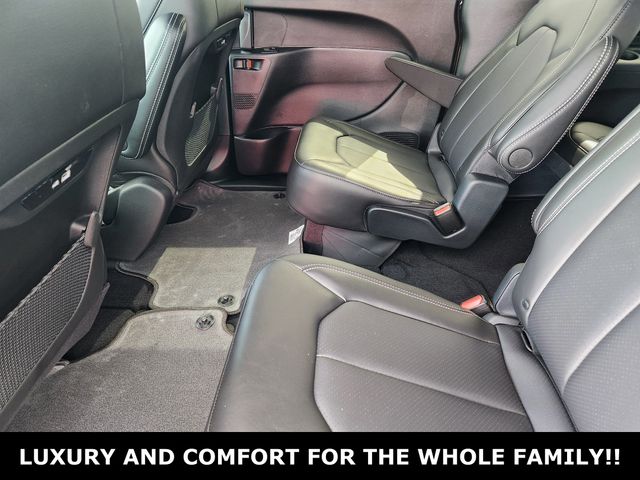 2025 Chrysler Pacifica Select - Photo 18