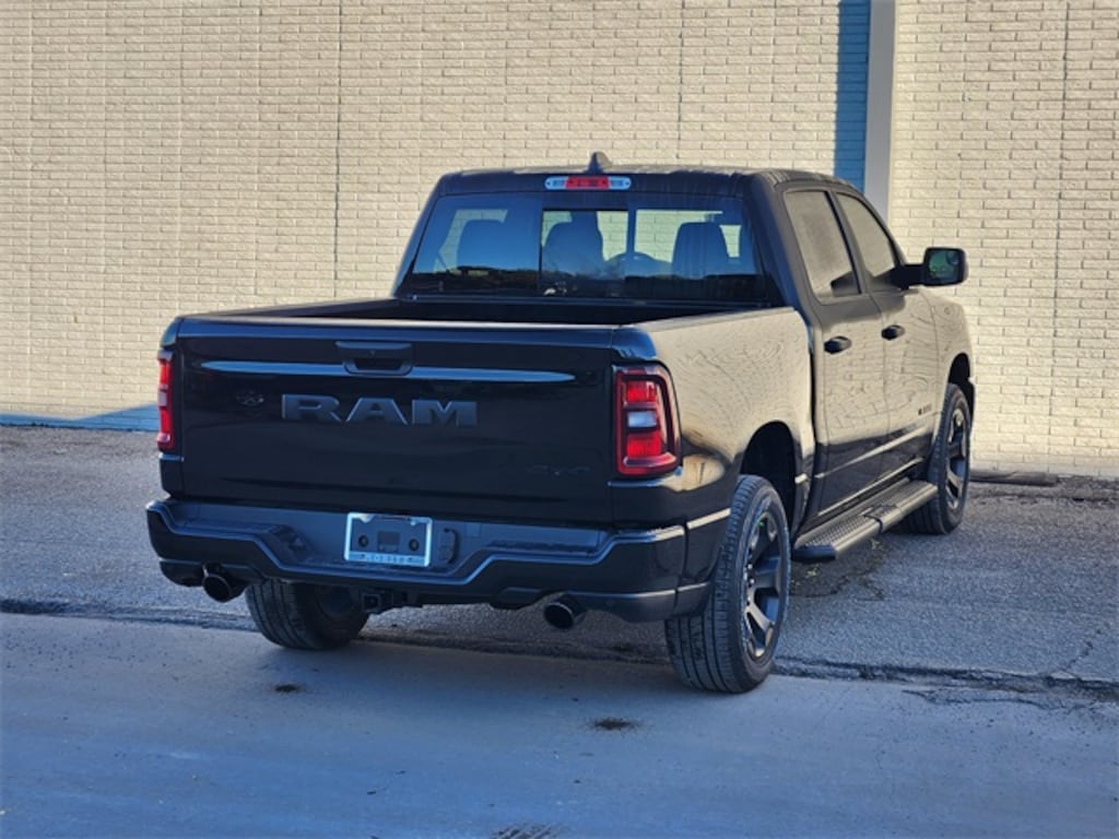 New 2026 Ram 1500 EXPRESS CREW CAB 4X4 5'7 BOX Pickup