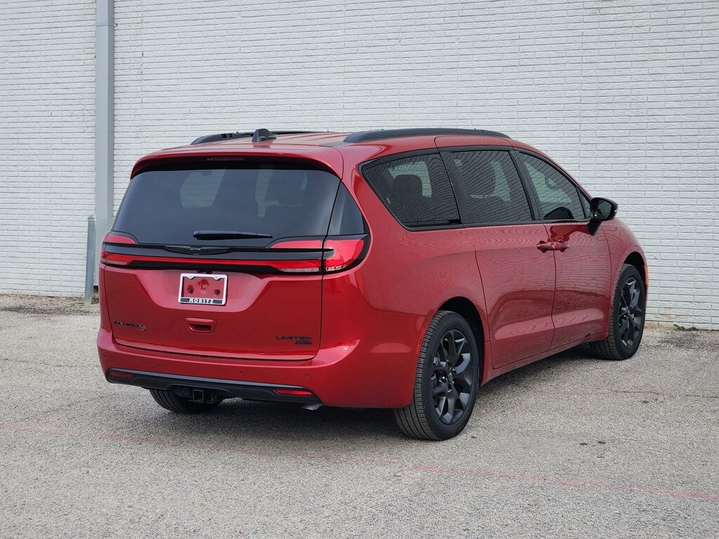 New 2026 Chrysler Pacifica LIMITED AWD Passenger Van
