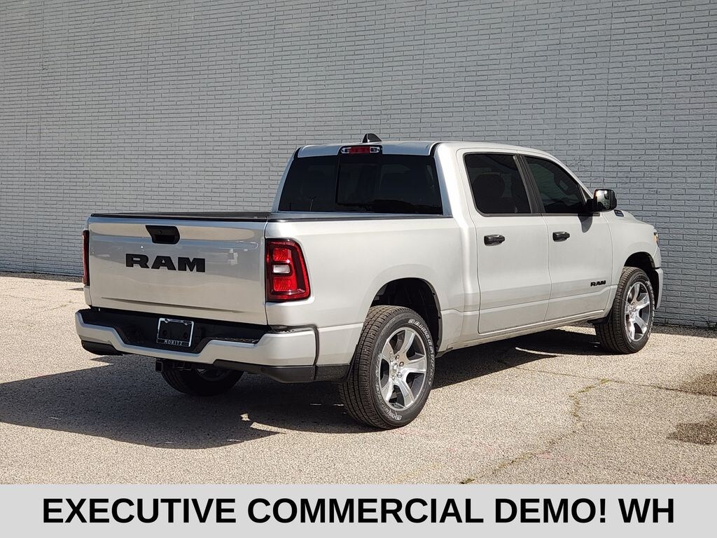 New 2026 Ram 1500 EXPRESS CREW CAB 4X2 5'7 BOX Pickup