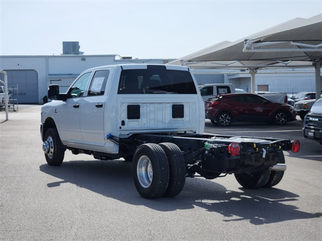 New 2025 Ram 3500 Chassis Cab 3500 TRADESMAN CREW CAB CHASSIS 4X4 60' CA Pickup