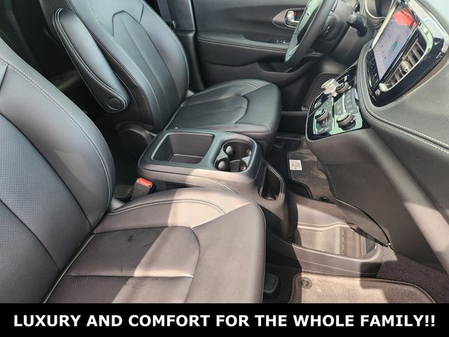 2025 Chrysler Pacifica Select - Photo 10