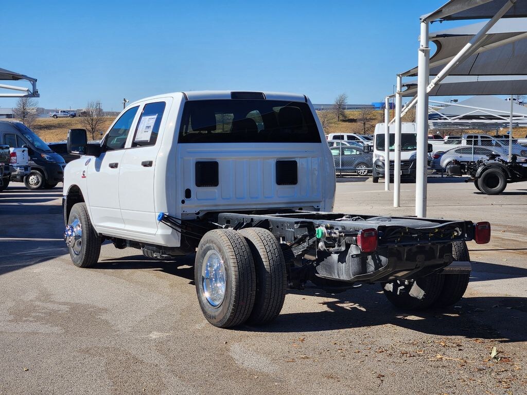 New 2026 Ram 3500 Chassis Cab TRADESMAN CREW 4X4 60' CA Pickup