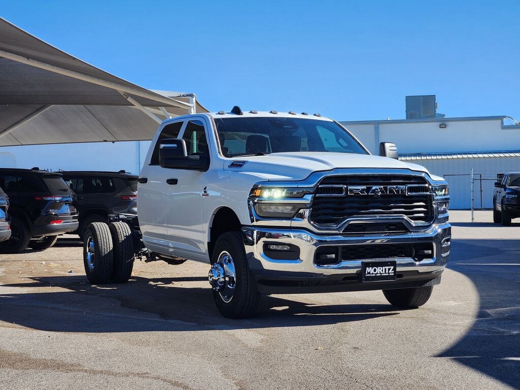 New 2026 Ram 3500 Chassis Cab TRADESMAN CREW 4X4 60' CA Pickup