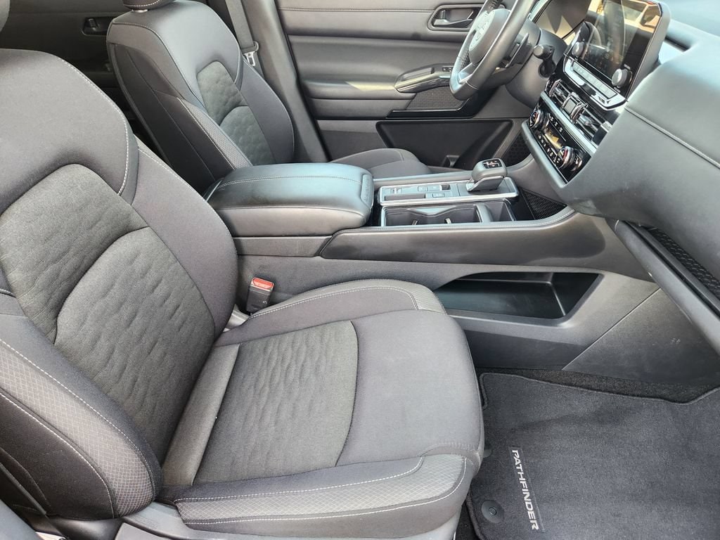 2025 Nissan Pathfinder SV - Photo 14