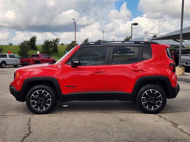2023 Jeep Renegade Trailhawk photo 2