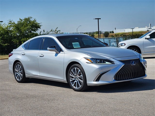 2020 Lexus ES 300h photo 2