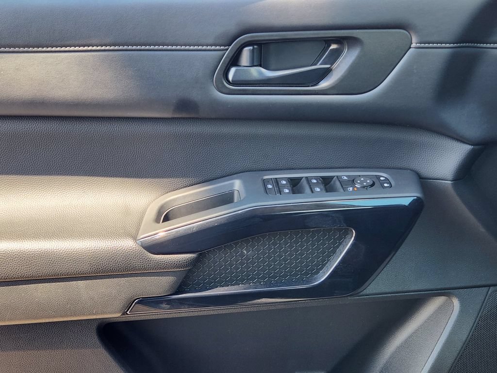 2025 Nissan Pathfinder SV - Photo 23