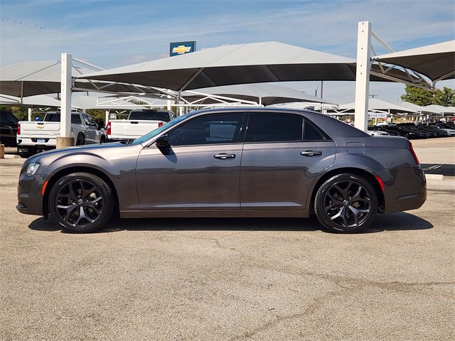 2023 Chrysler 300 Touring photo 4