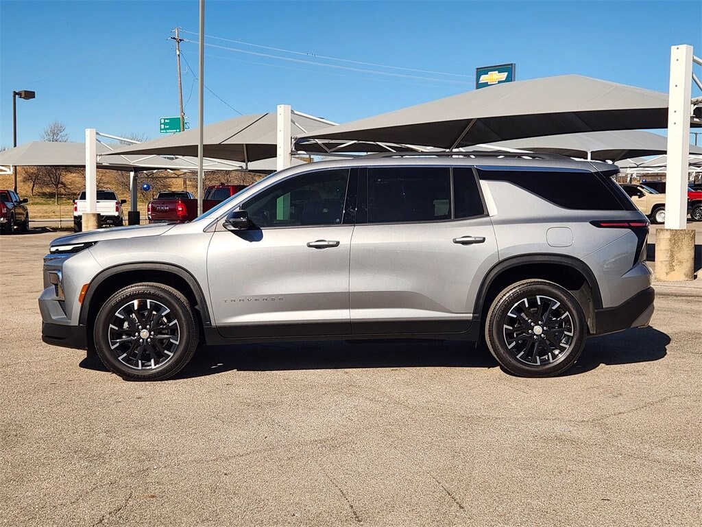 Used 2025 Chevrolet Traverse LT SUV