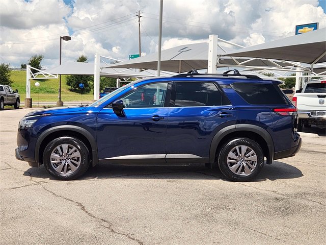 2023 Nissan Pathfinder SV photo 3