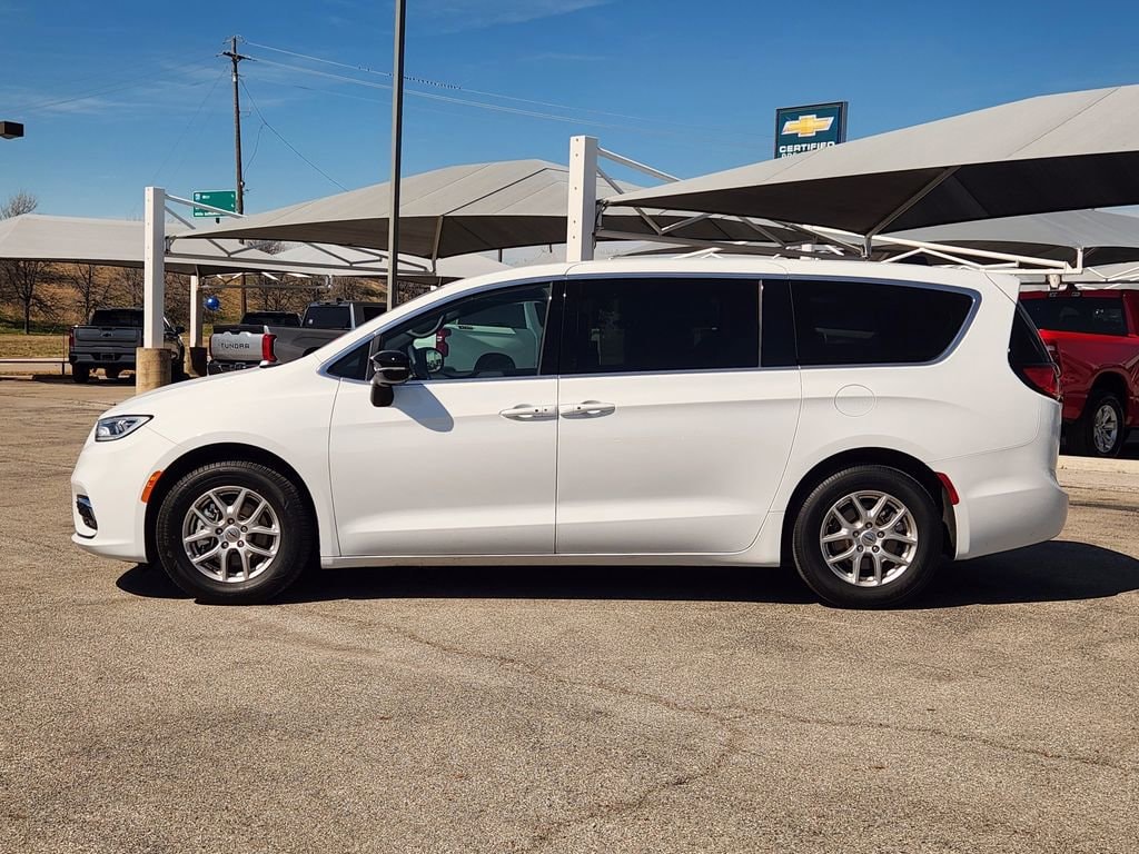 Used 2025 Chrysler Pacifica Select Van Passenger Van
