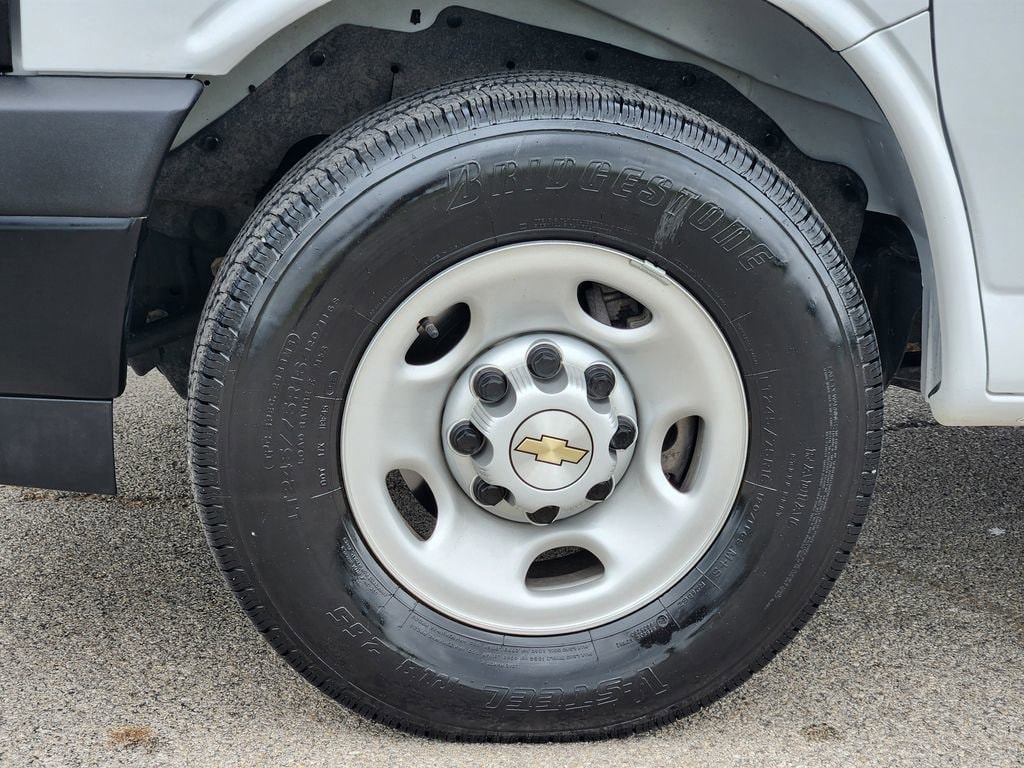 2025 Chevrolet Express Passenger LS - Photo 10
