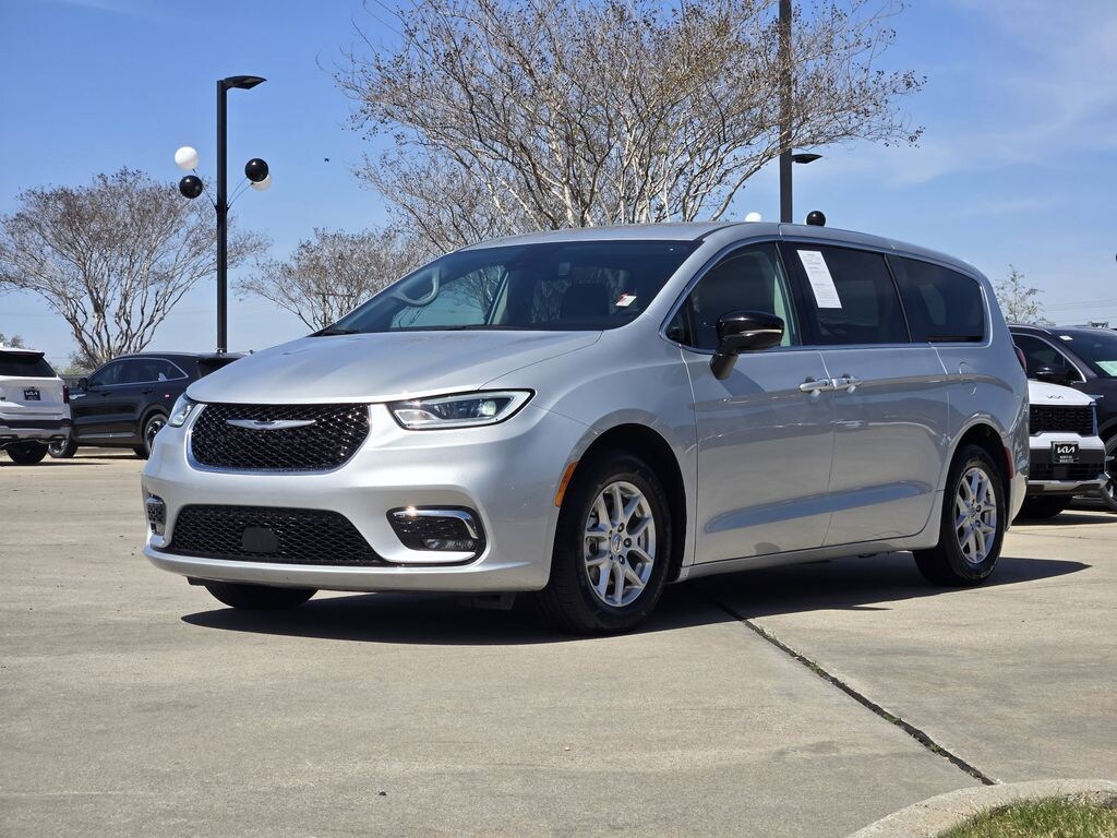 Used 2024 Chrysler Pacifica Touring L Minivan/Van