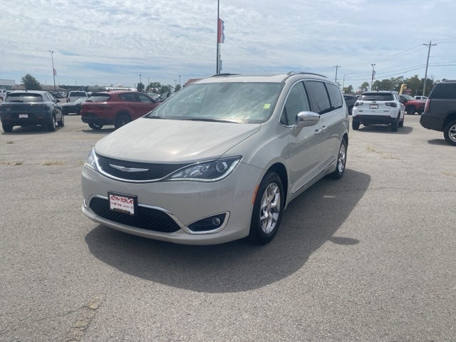 Used 2017 Chrysler Pacifica Limited with VIN 2C4RC1GG2HR695512 for sale in Sikeston, MO