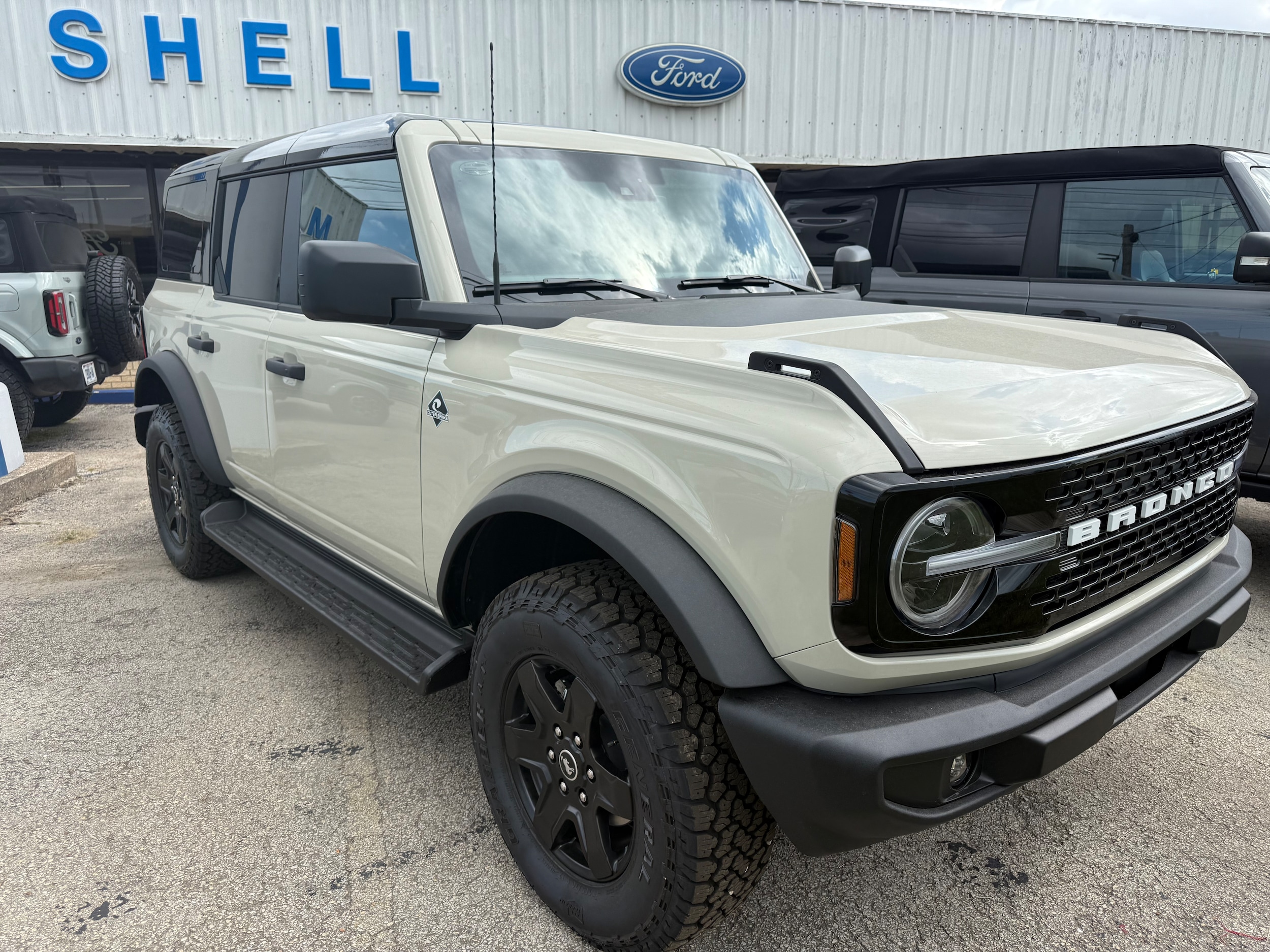 2025 Ford Bronco 4-Door Outer Banks's photo