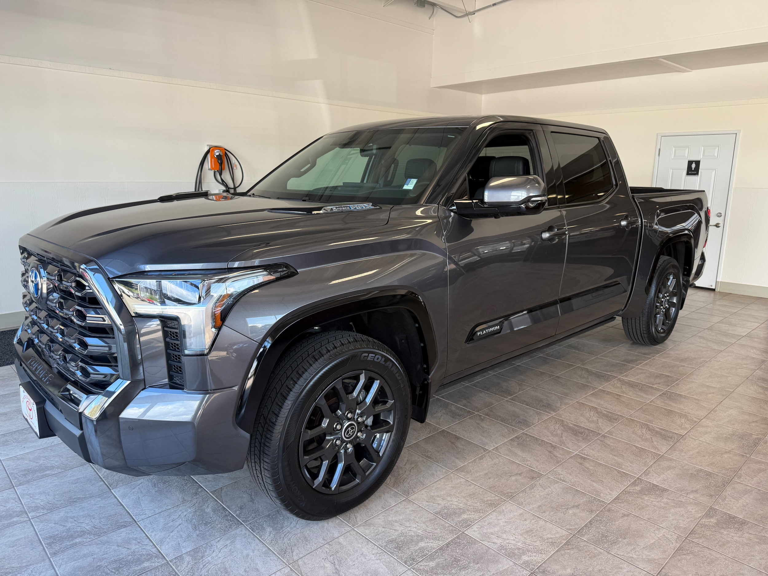 2023 Toyota Tundra Platinum's photo