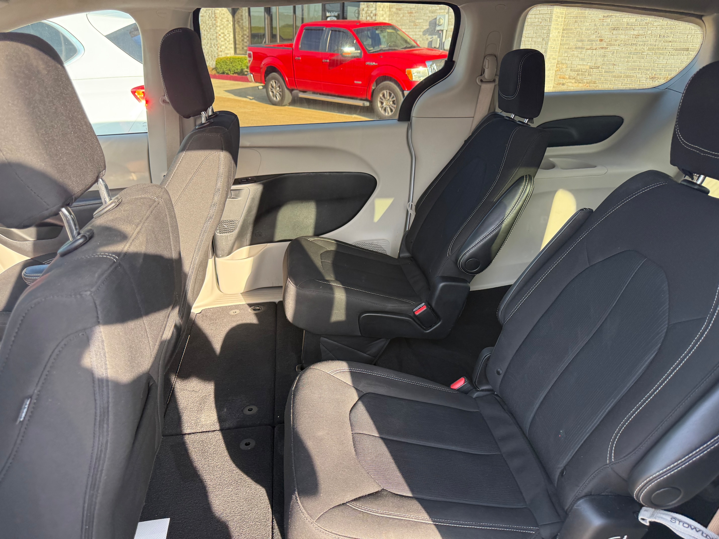 2022 Chrysler Voyager LX photo 3