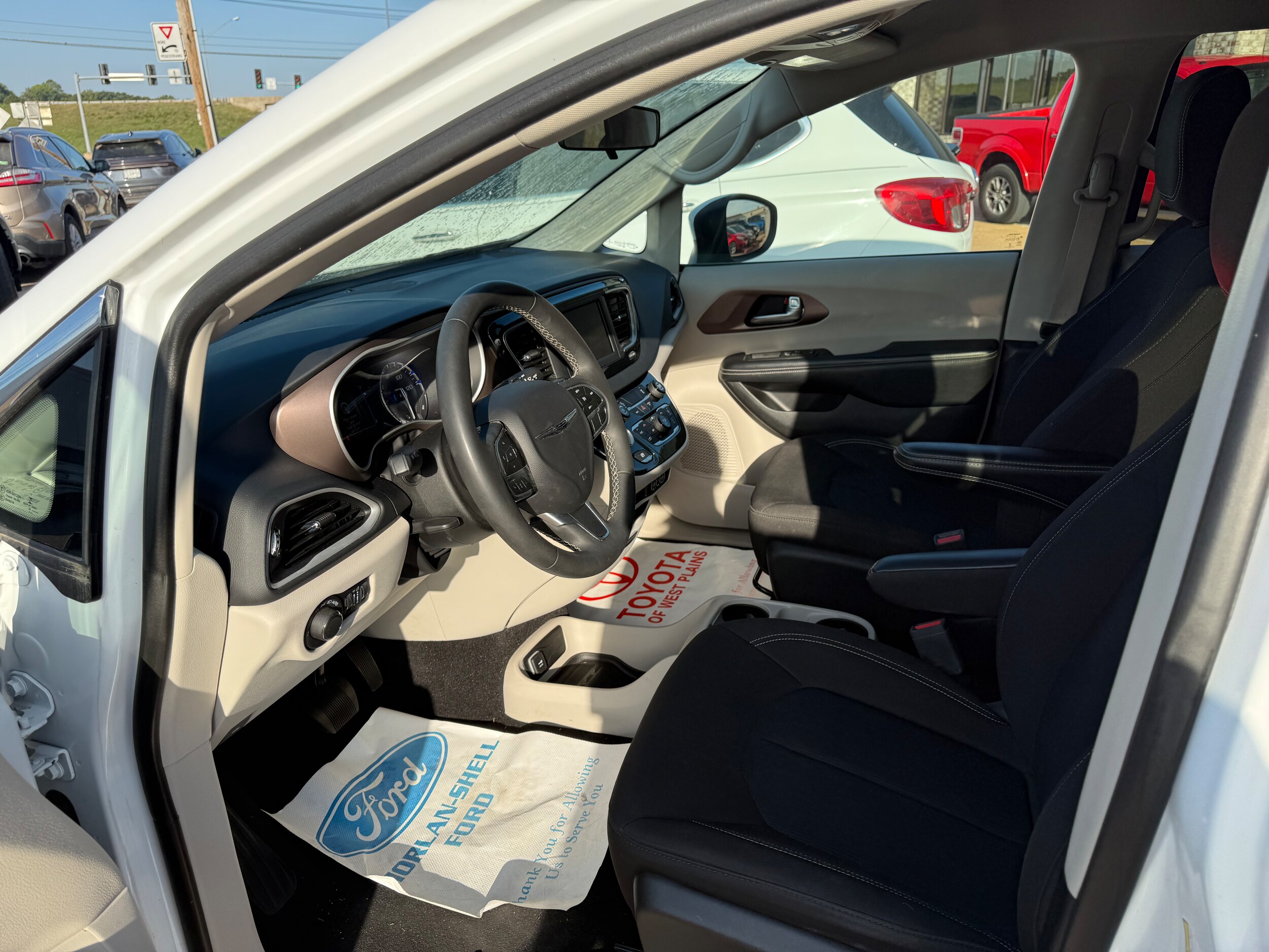 2022 Chrysler Voyager LX photo 2