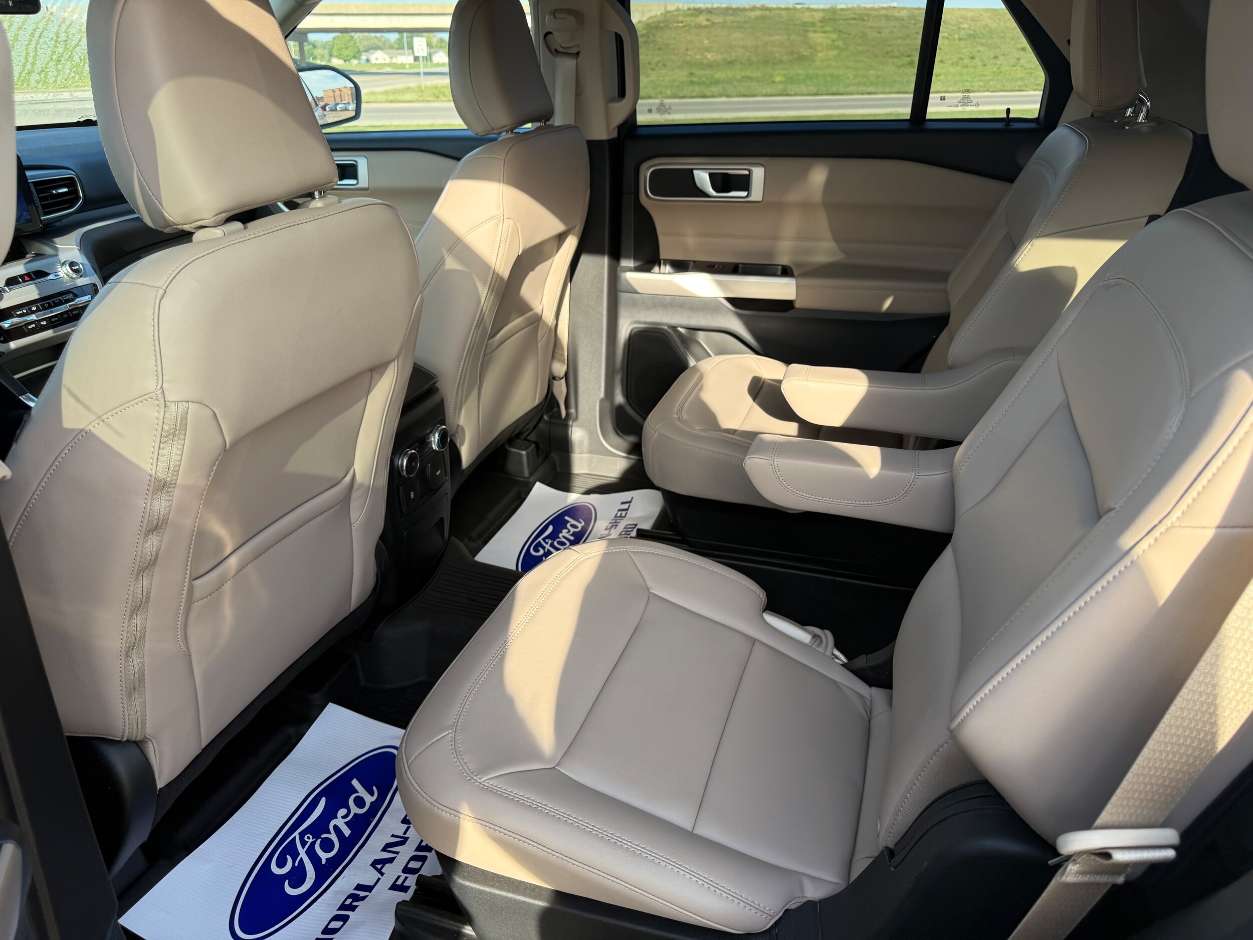 2023 Ford Explorer XLT photo 3