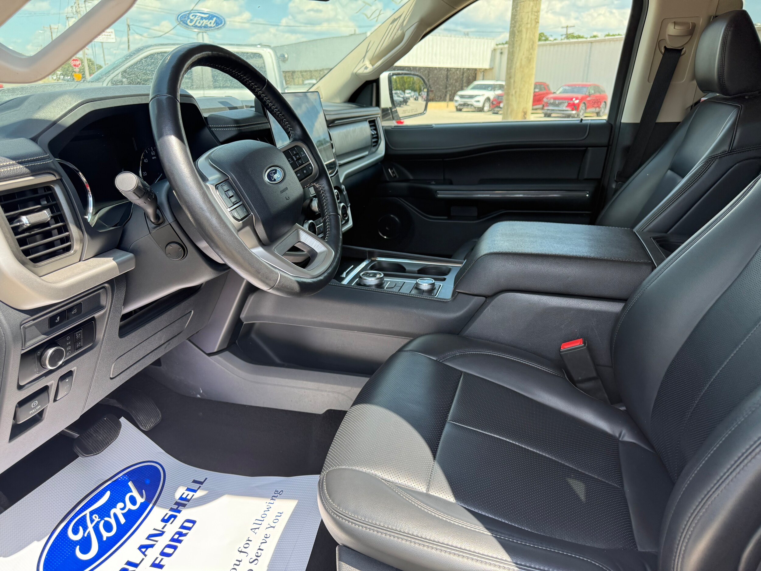 2024 Ford Expedition XLT photo 2