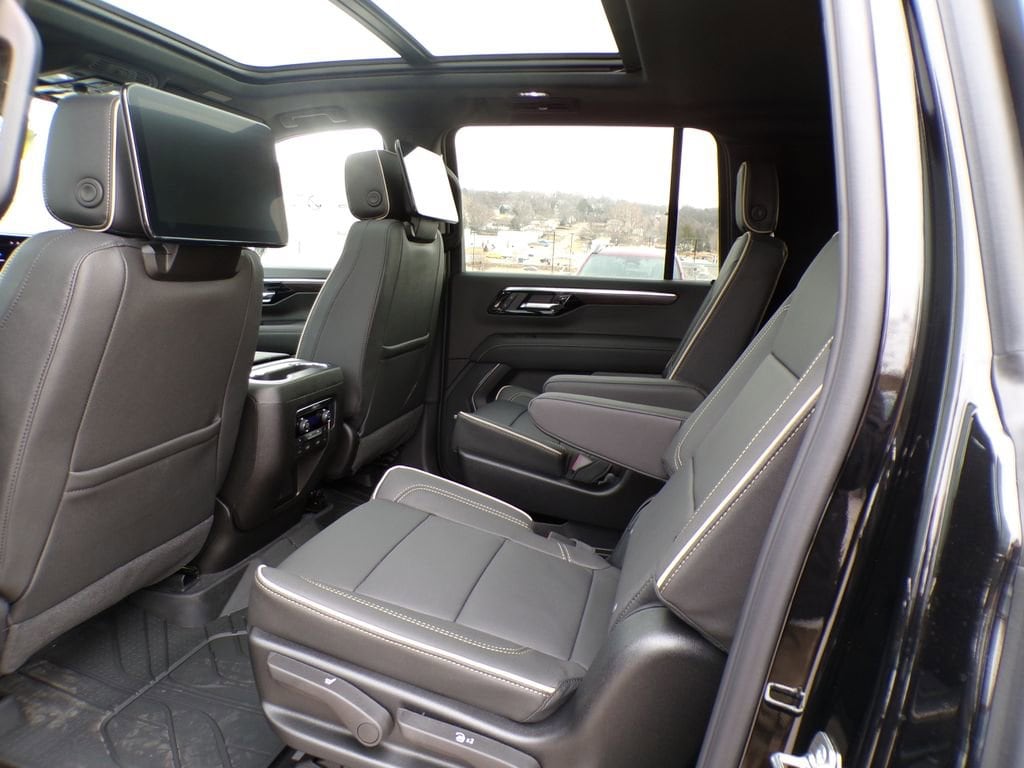 2026 Chevrolet Suburban Premier - Photo 18