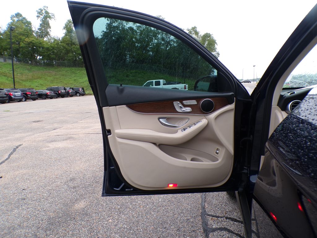 2021 Mercedes-Benz GLC GLC300 - Photo 23