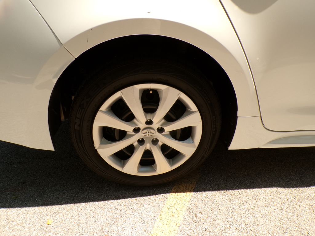 2021 Toyota Corolla LE - Photo 21