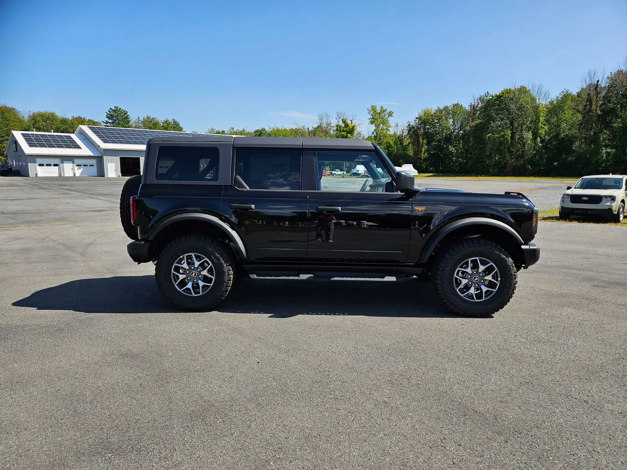 2025 Ford Bronco Badlands photo 2