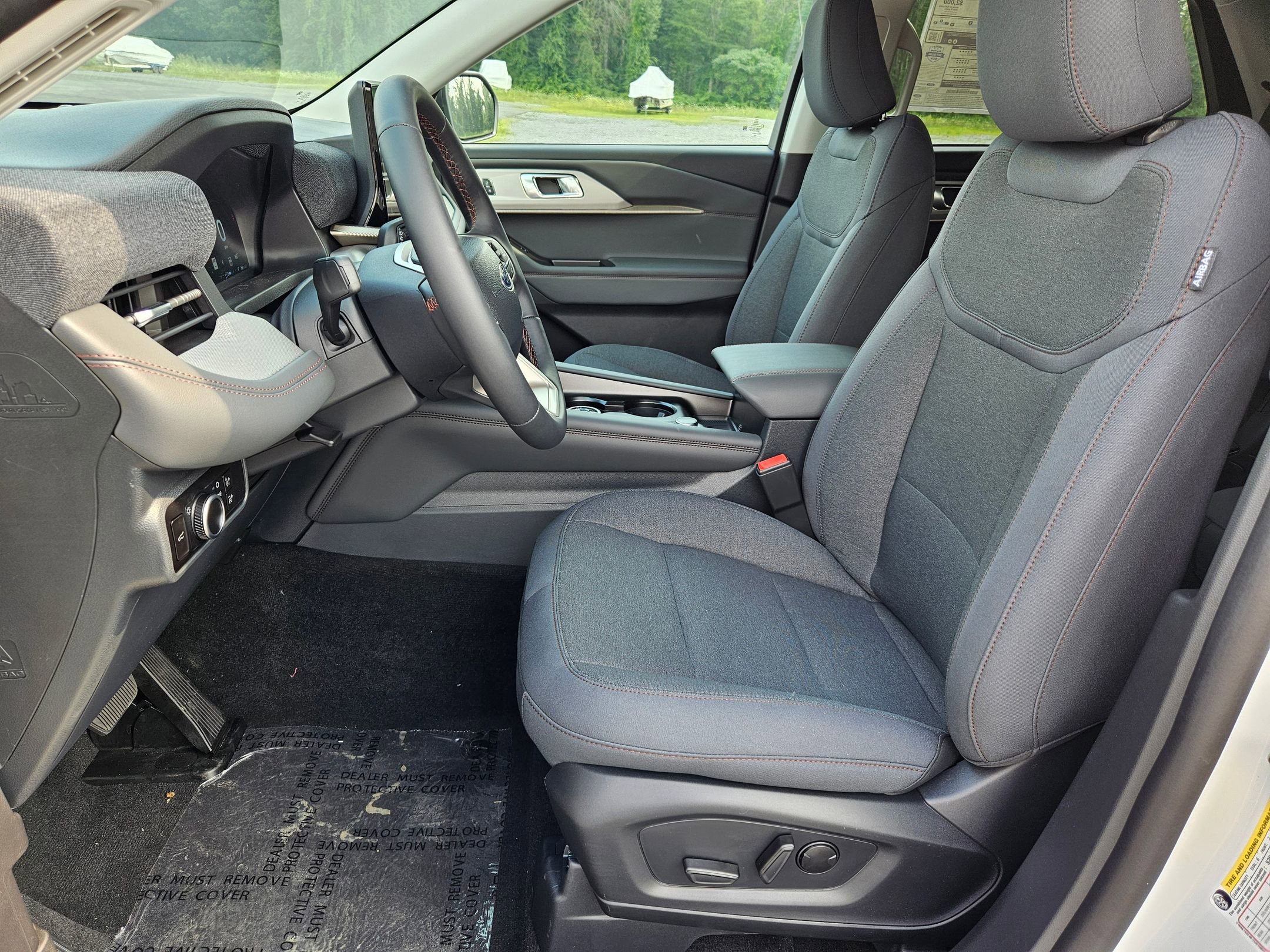 2025 Ford Explorer photo 4