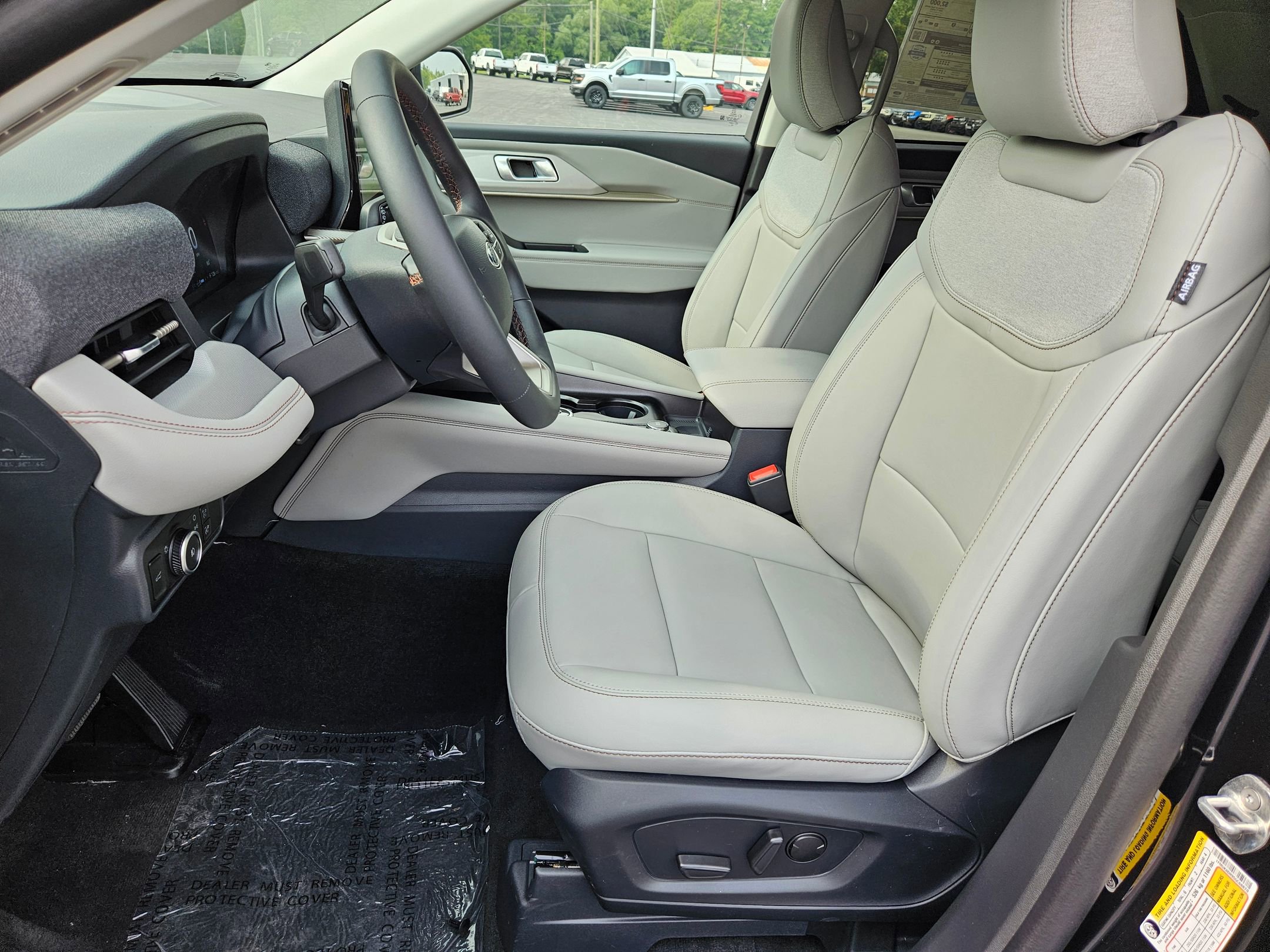 2025 Ford Explorer photo 3