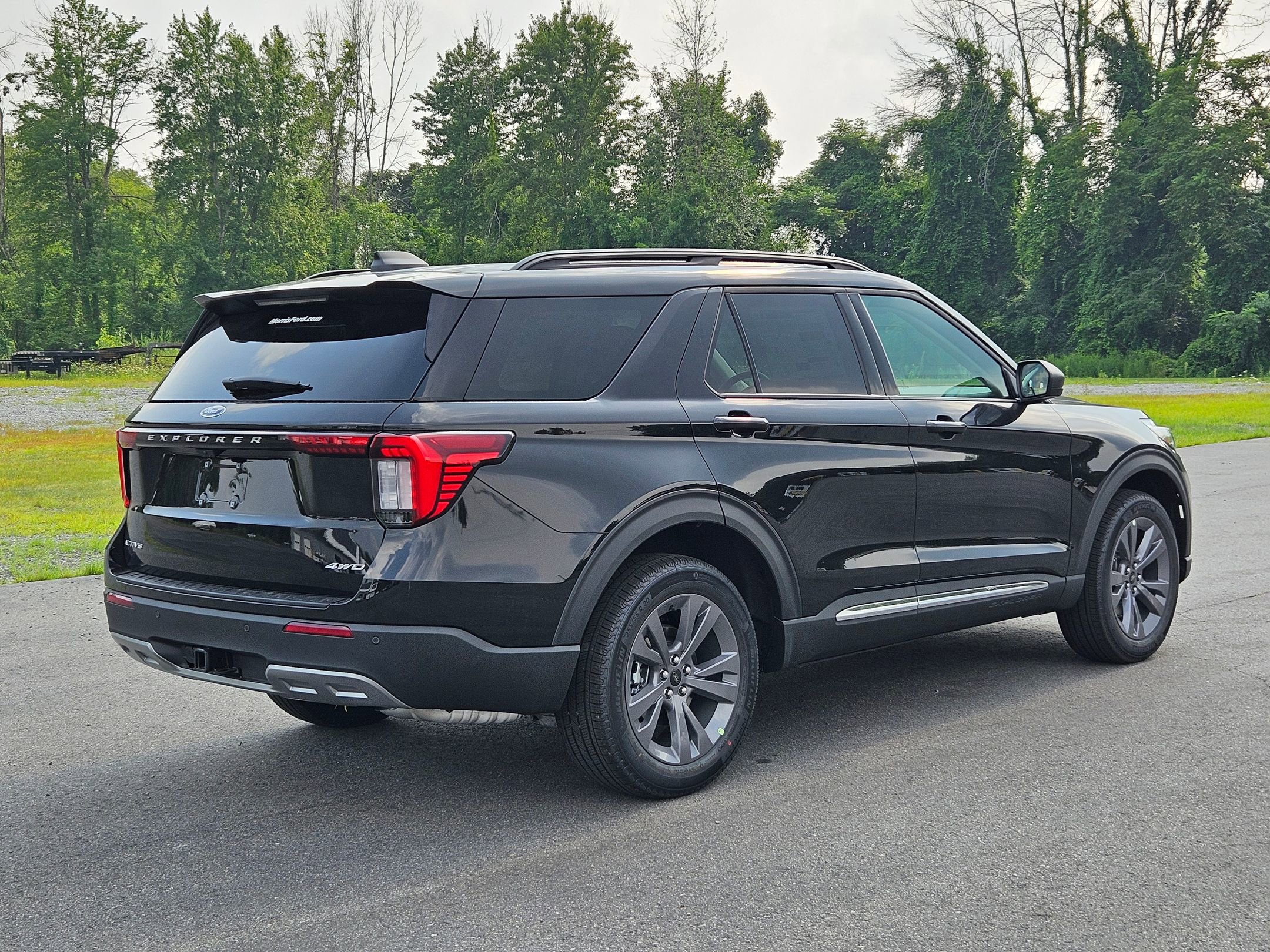 2025 Ford Explorer photo 2