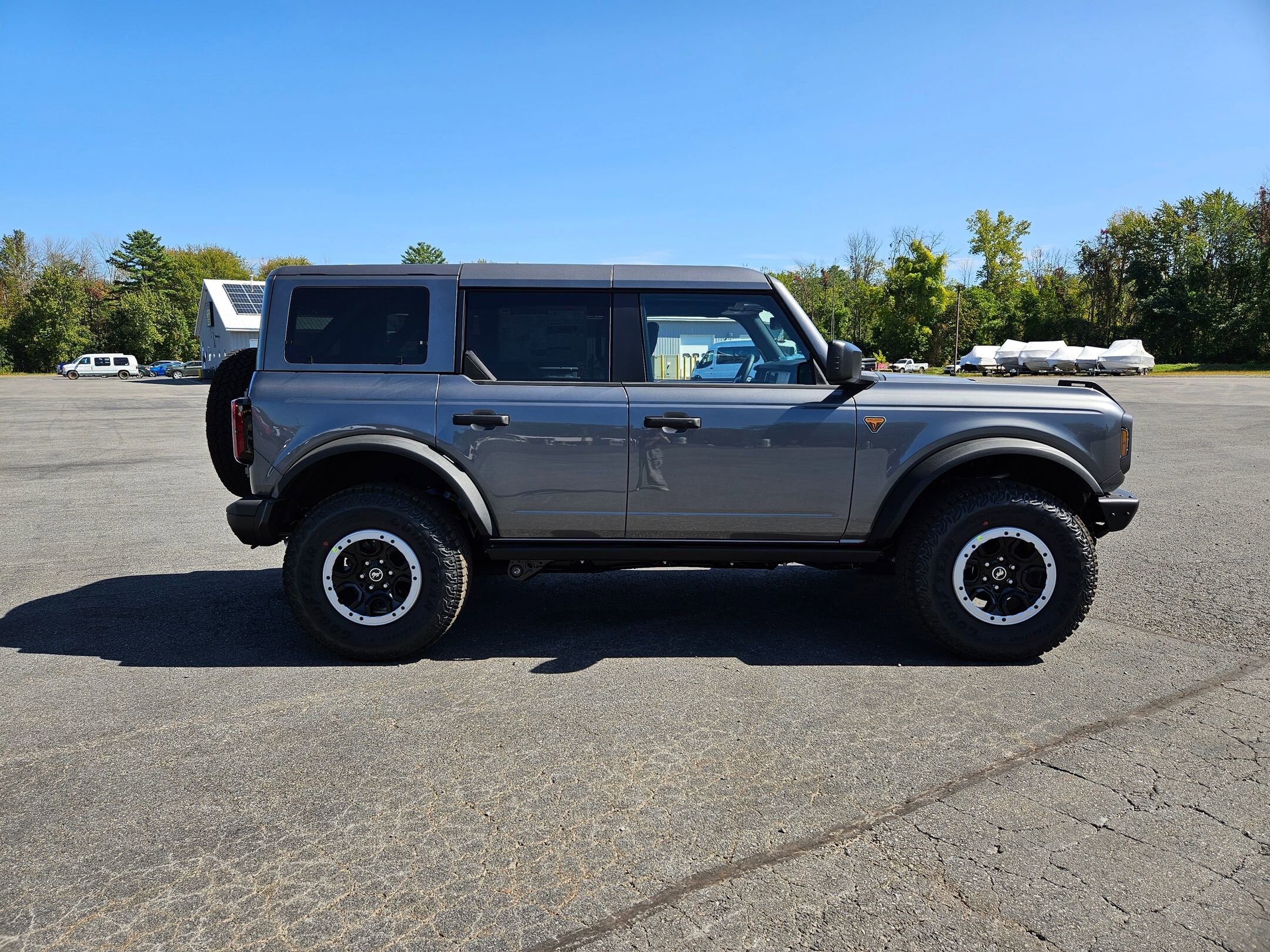 2025 Ford Bronco Badlands photo 2