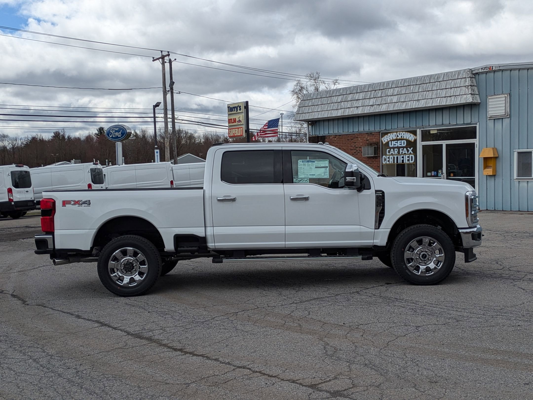 2025 Ford F-350 Lariat photo 2