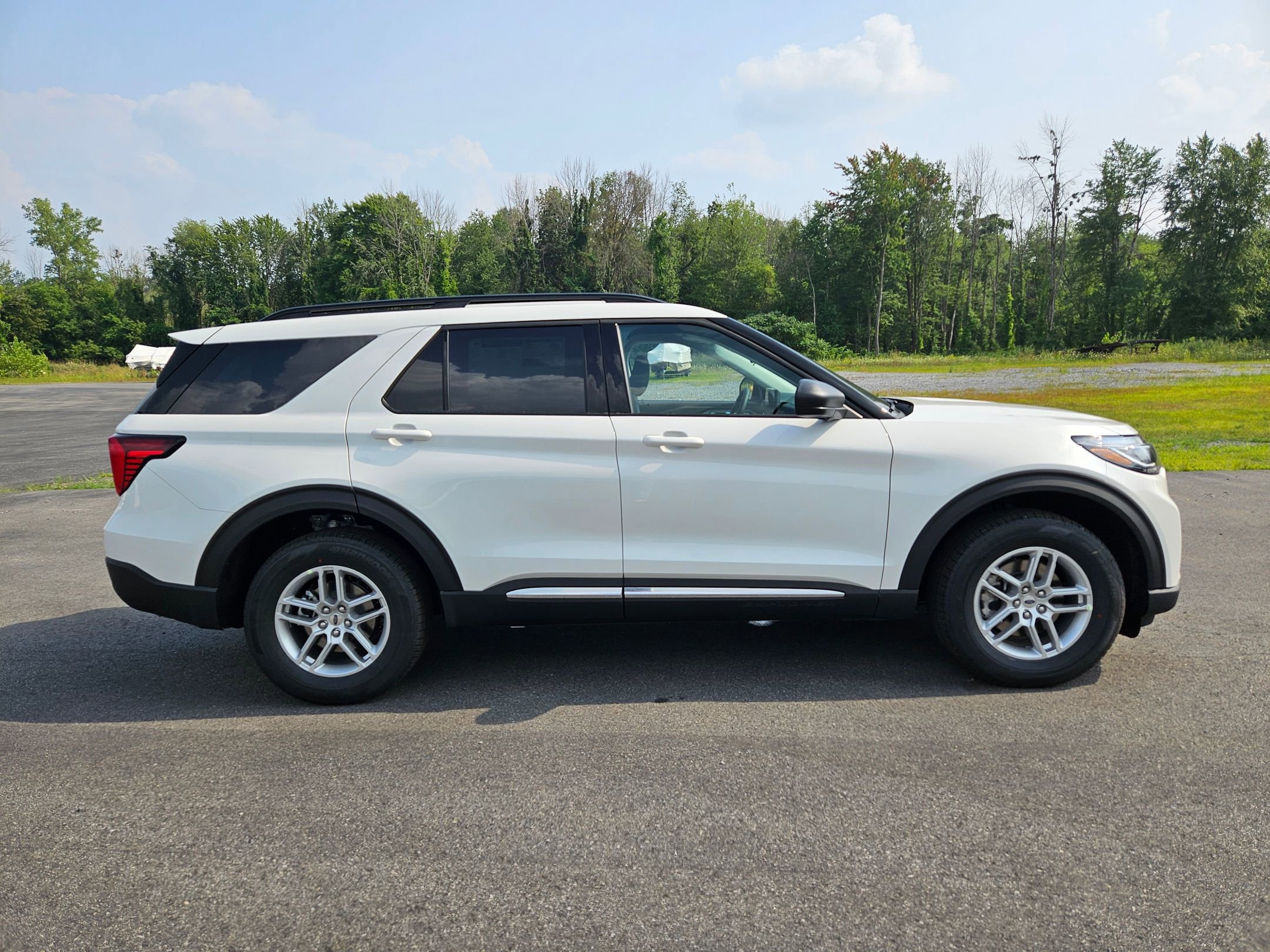 2025 Ford Explorer photo 2