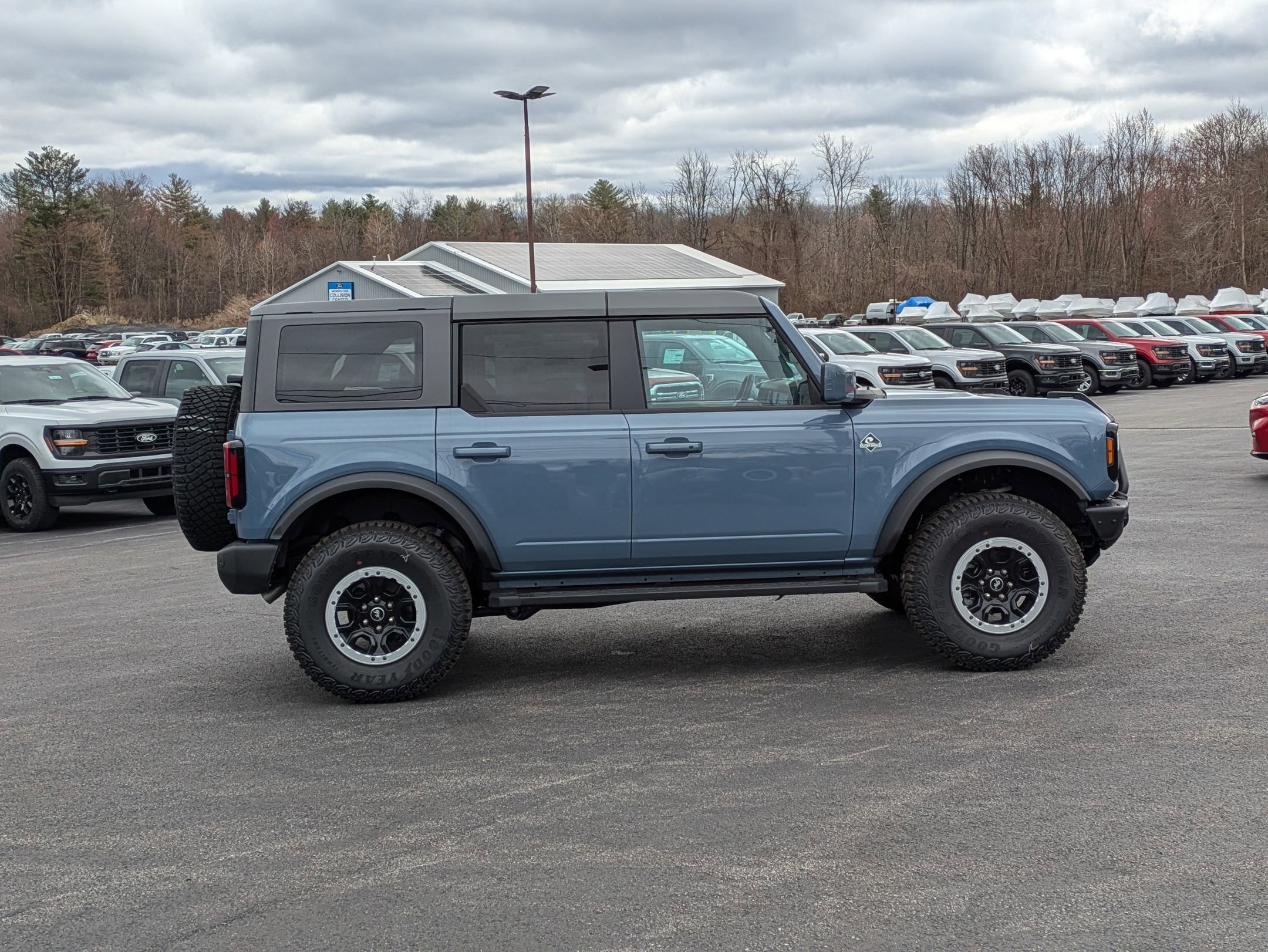2024 Ford Bronco Outer Banks photo 2