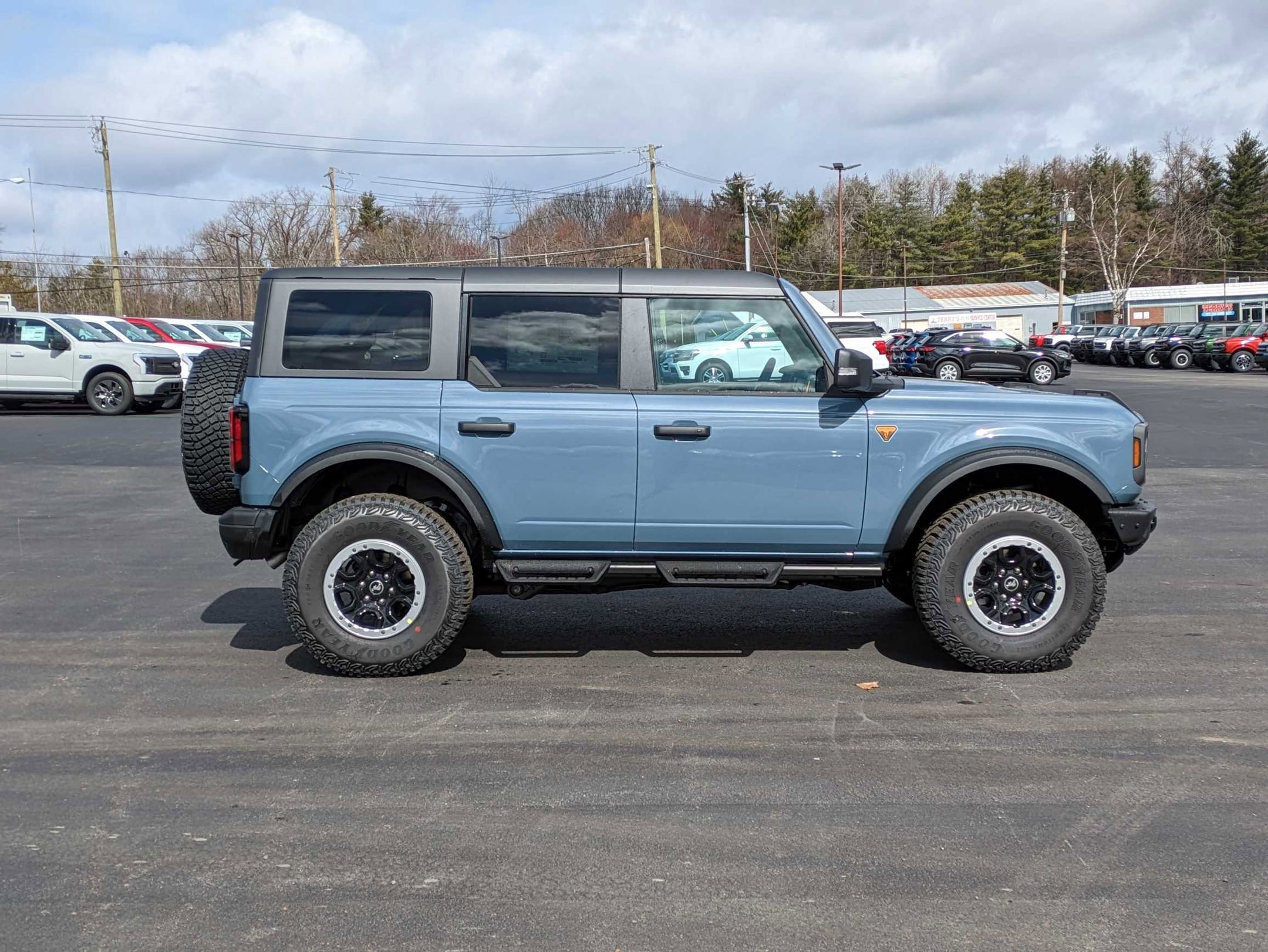 2024 Ford Bronco Badlands photo 2