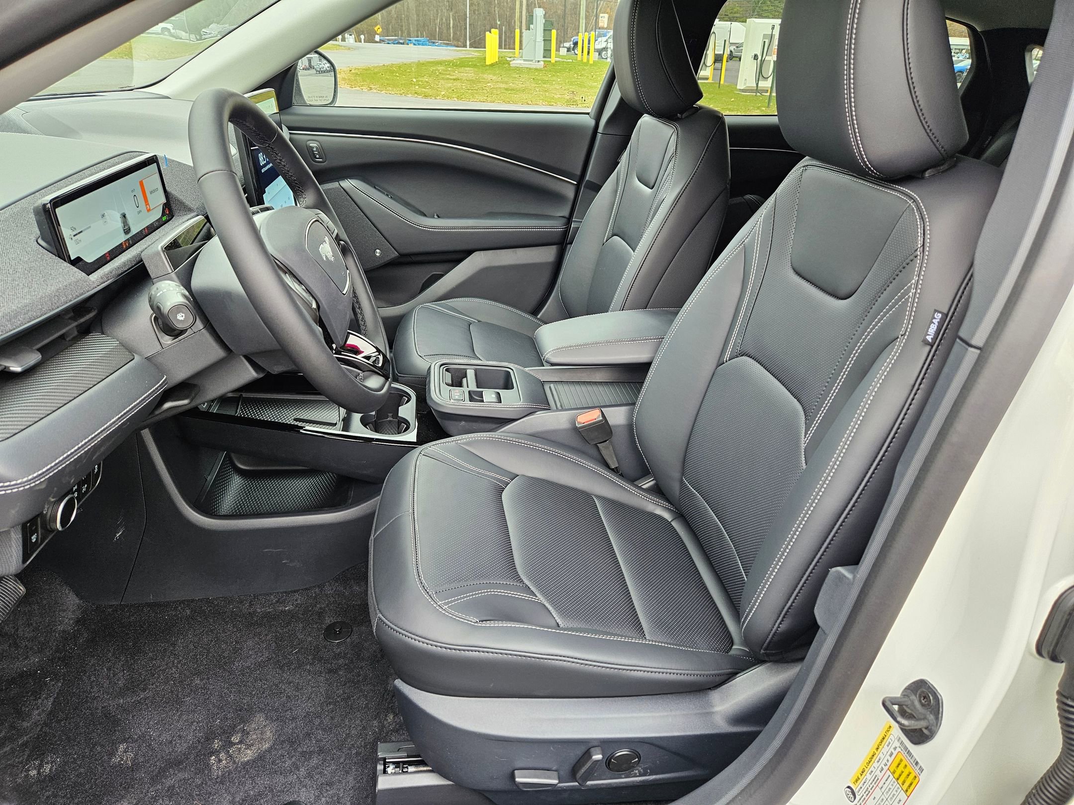 2025 Ford Mustang Mach-E Premium photo 4