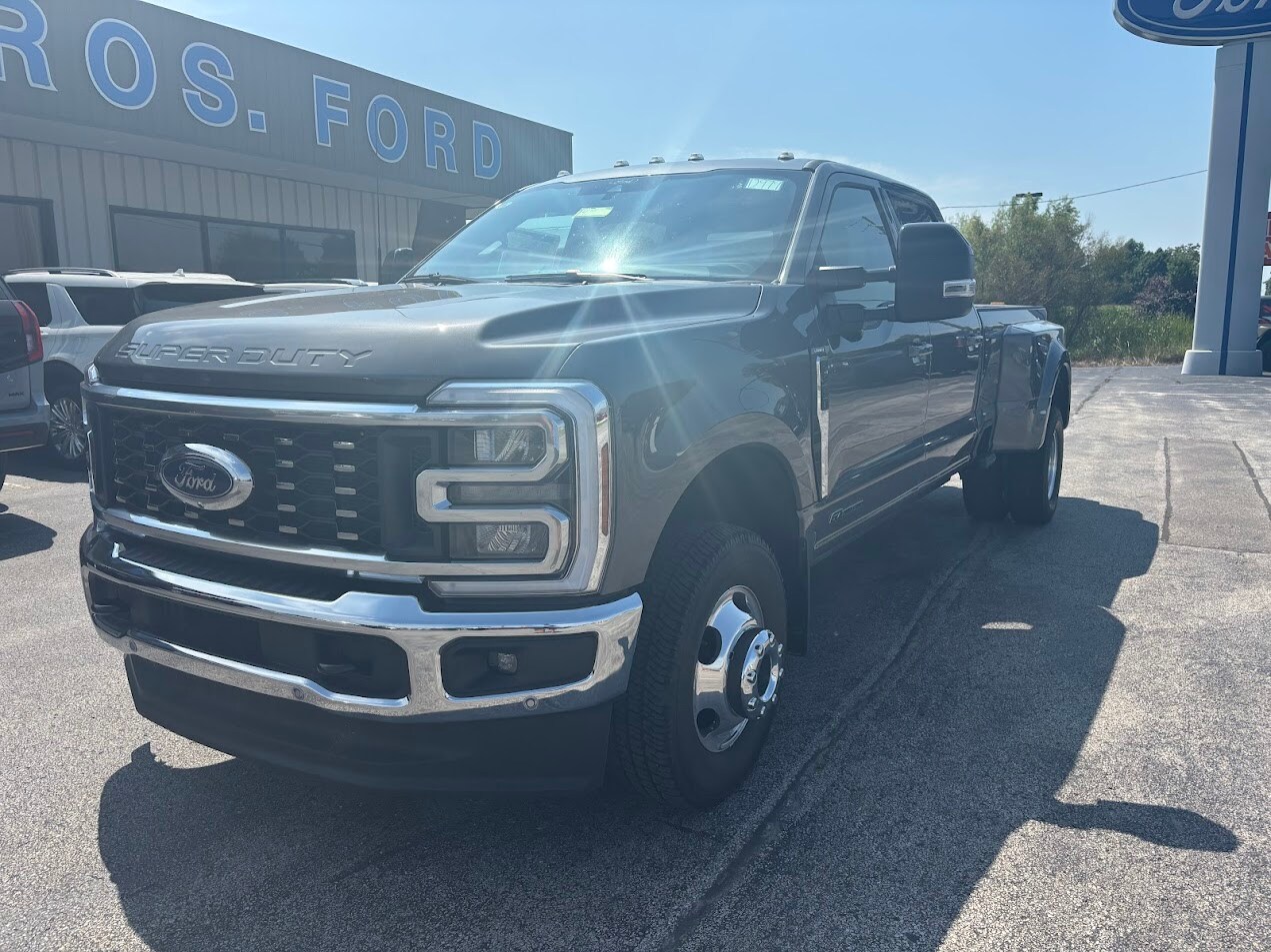 2025 Ford F-350 Lariat photo 2